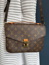 Lade das Bild in den Galerie-Viewer, LOUIS VUITTON MÉTIS

