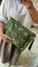 Lade das Bild in den Galerie-Viewer, MCM CLUTCH
